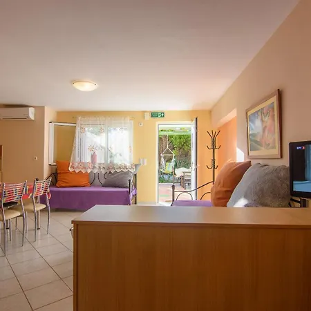 アパート Terpsi - Garden Retreats キパリシア